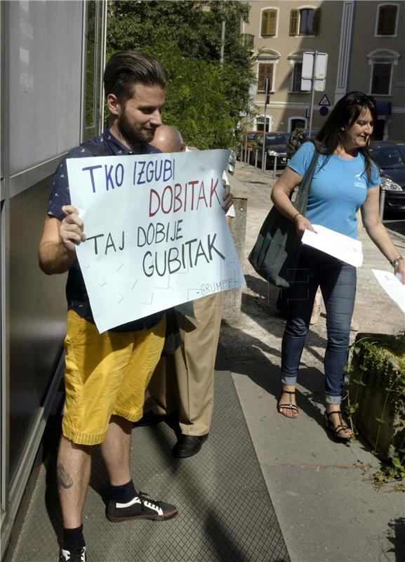 Slobodna Hrvatska prosvjedovala pred riječkom poslovnicom Fine