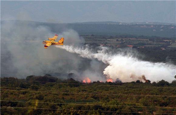 U požaru kod Dugopolja opožareno oko 100 hektara niskog raslinja