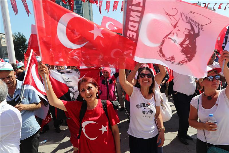 Turska: Crvene zastave za demokraciju preplavile trg Taksim