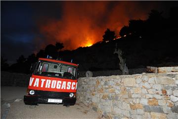 Omiš: Kanaderi gase požar na Perunu