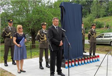 "Ranjena golubica" na mjestu masovne grobnice kod Gline