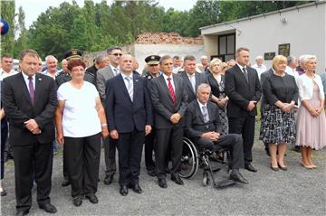 "Ranjena golubica" na mjestu masovne grobnice kod Gline