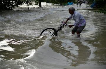 Najmanje 90 mrtvih u poplavama u Nepalu i Indiji