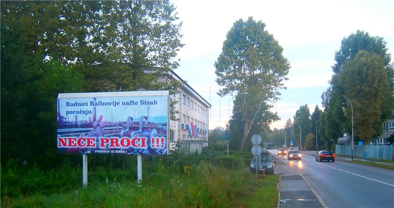 Radnici sisačke rafinerije plakatima poručili: Neće proći