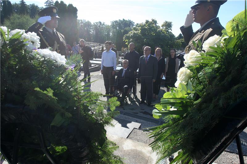 Državna izaslanstva na Mirogoju položila vijence palim braniteljima