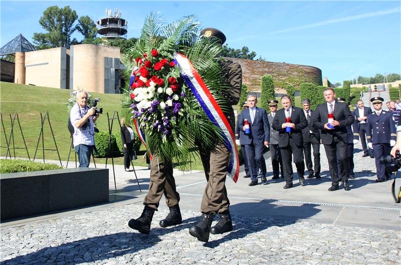 Državna izaslanstva na Mirogoju položila vijence palim braniteljima