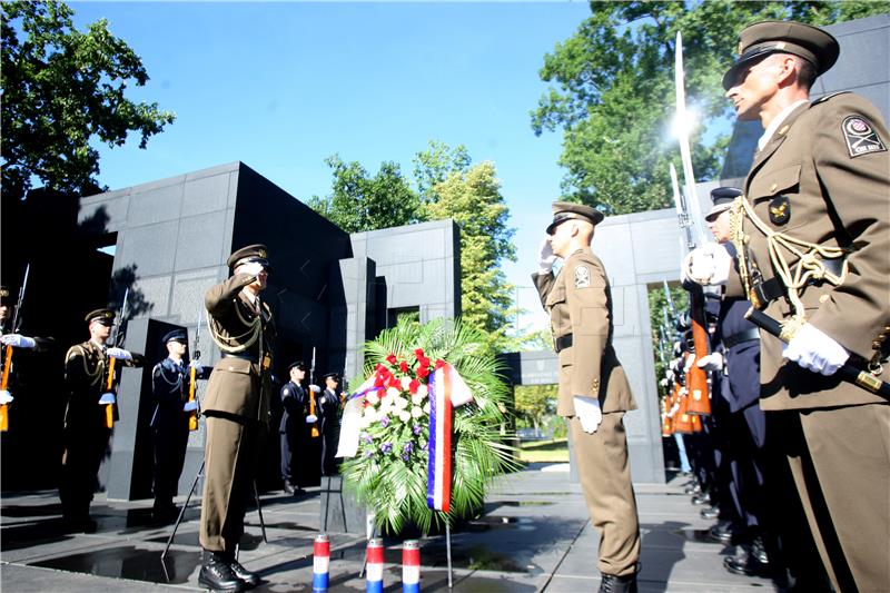 State delegations lay wreaths at Mirogoj Cemetery ahead of Victory Day