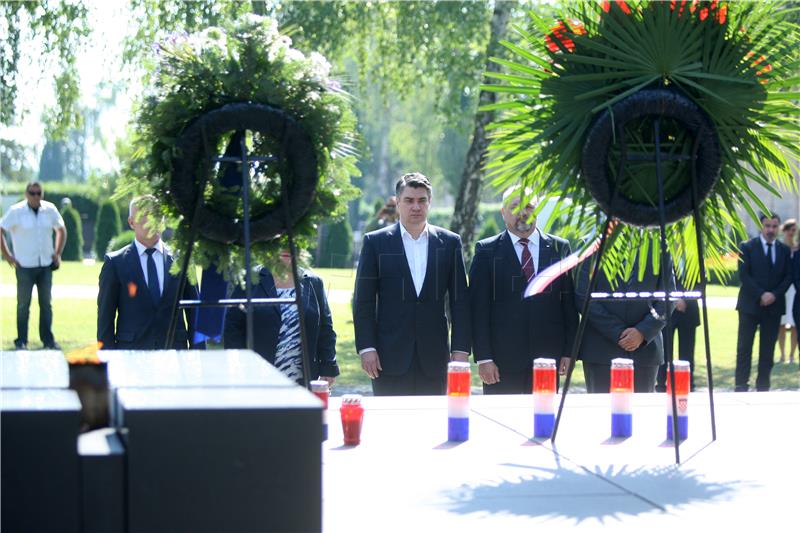 Narodne koalicije položila vijence ispred spomenika Glas hrvatske žrtve - Zid boli.