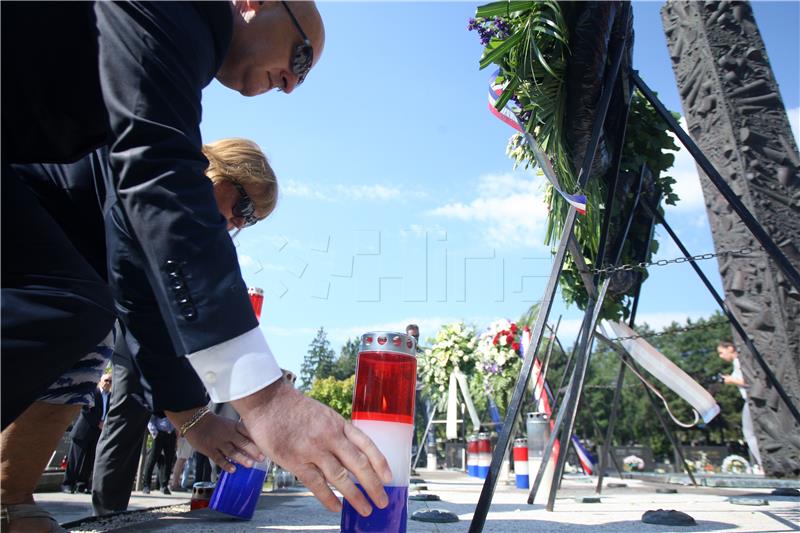 Narodne koalicije položila vijence Središnjeg križa u Aleji poginulih hrvatskih branitelja iz Domovinskog rata