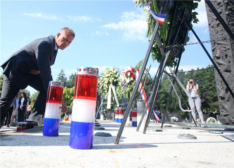 Narodne koalicije položila vijence Središnjeg križa u Aleji poginulih hrvatskih branitelja iz Domovinskog rata