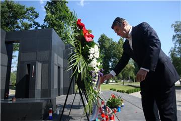 OBLJETNICA OLUJE Narodna koalicija položila vijence na Mirogoju