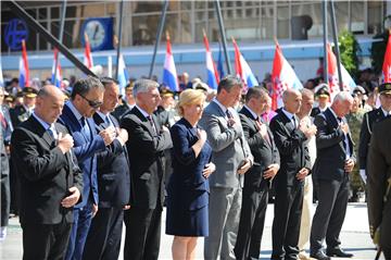 OBLJETNICA OLUJE Državni vrh u Kninu odao počast hrvatskim braniteljima u "Oluji"