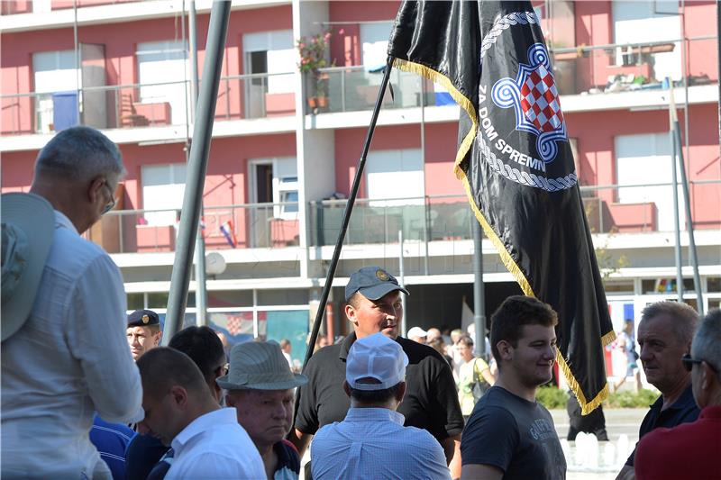 OBLJETNICA OLUJE Na glavnom kninskom trgu čulo se i 'Za dom spremni'   