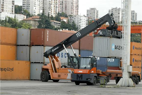 Goods exports in first 5 months of 2016 up by 4.3%, imports by 4.7%