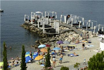 Priveden muškarac koji je na plaži u Kuparima fotografirao djecu iz grmlja