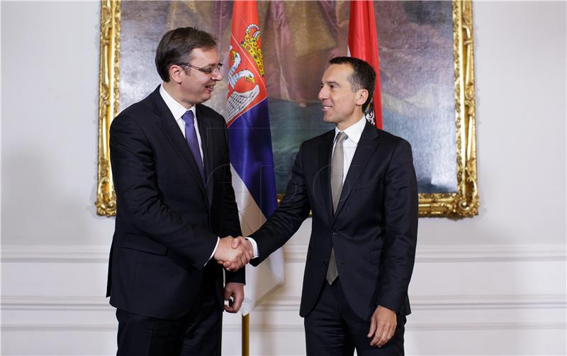 Austrian and Serbian officials talk migrant crisis