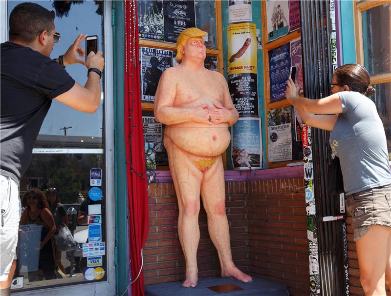 USA TRUMP STATUE