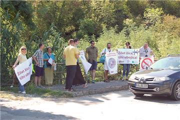 Kaštel: Održan mirni prosvjed "Žilet žica tihi ubojica"