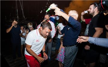 Stipanović brodicom uplovio u uvalu Baluni noseći srebrnu olimpijsku medalju