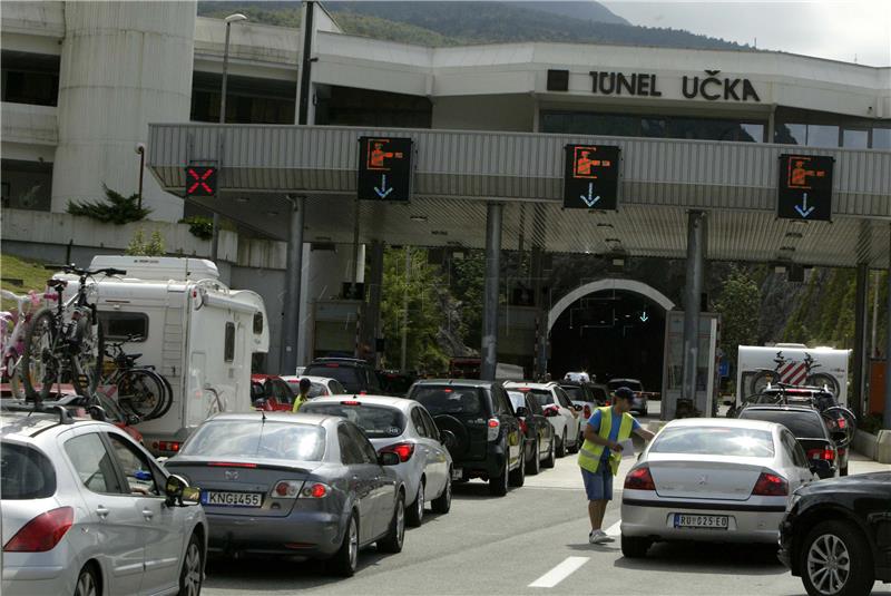 Kolone na ulazu u tunel Učka