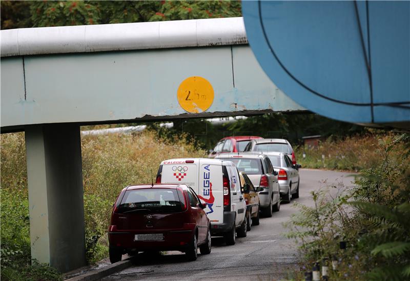 Koalicija Živog zida, Uvijek Frankeri, Akcije mladih i Promijenimo Hrvatsku ispred KB Dubrava