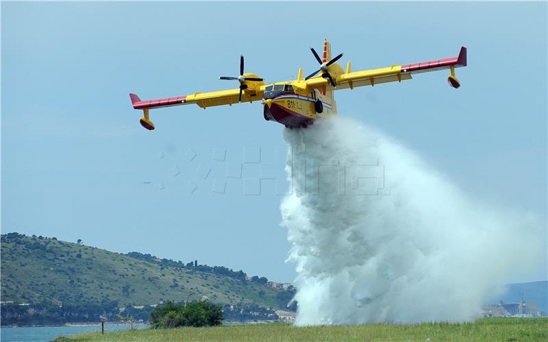 Požar u Planome iznad Trogina gase kanaderi