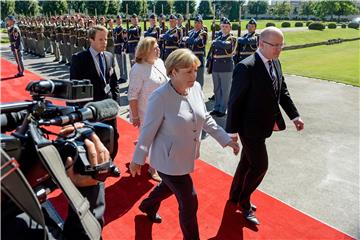 U Pragu uhapšen muškarac koji se htio ubaciti u automobilsku pratnju A. Merkel 