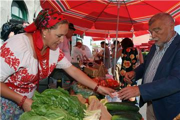 IZBORI 2016. Mesić obišao Dolac i središte Zagreba