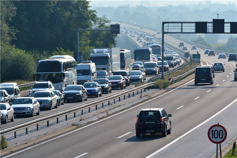 Nakon udara autobusa u zaštitnu ogradu na autocesti  zastoj i duga kolona