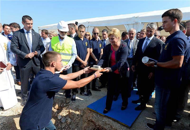 Predsjednica Grabar-Kitarović i ministar Butković na otvorenju radova na izgradnji zgrade putničkoga terminala u Gaženici