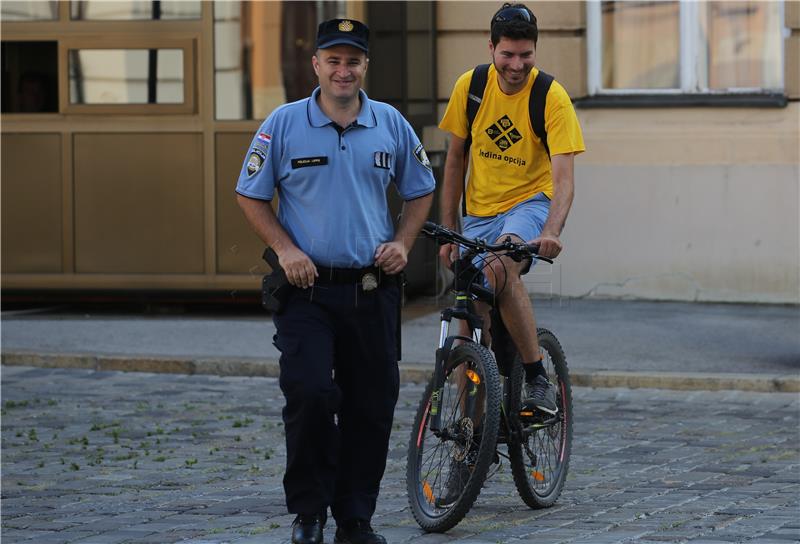 Performans kandidata Udruge Franak u Koaliciji Živi zid - Promijenimo Hrvatsku - Akcija mladih ispred Ustavnog suda RH