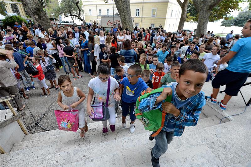 Nova školska godina počela za oko pola milijuna učenika