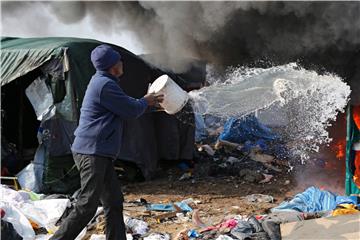 Vozači kamiona blokirali promet prema Calaisu zbog sve brojnijih napada migranata  