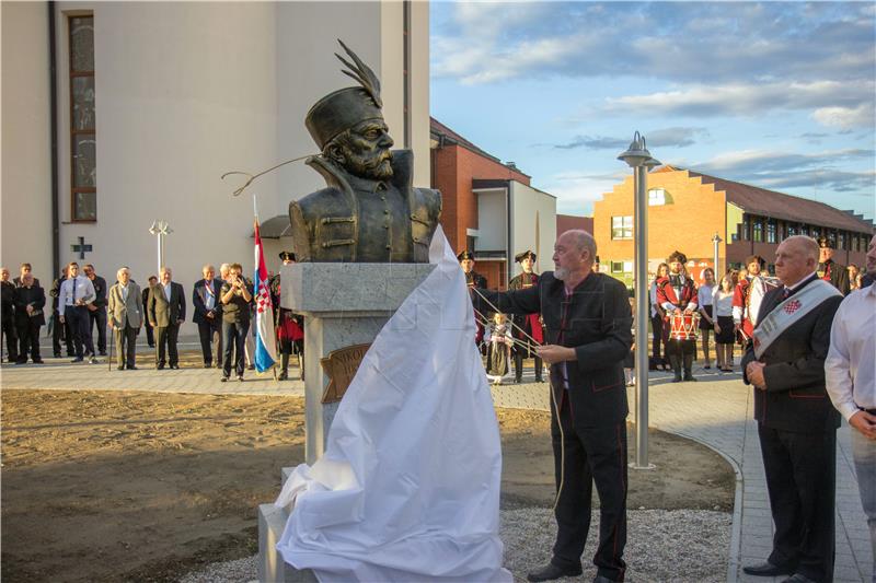 Šenkovec: Otkriveno poprsje Nikole Šubića Zrinskog o 450. obljetnice njegove pogibije u obrani Sigeta 