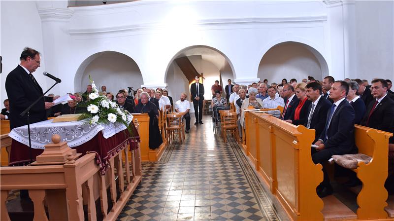 Grabar-Kitarović i Ader u Karancu nazočili otvorenju obnovljene kalvinističke crkve