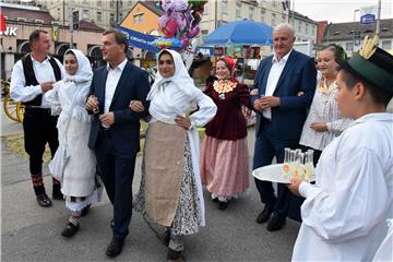 Folklornim večerima počele 51. Vinkovačke jeseni