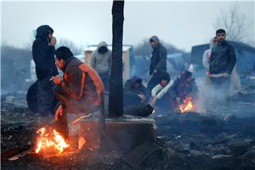 Francuska nakon žičanih ograda gradi betonski zid kako bi zaštitila Calais od migranata