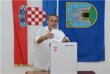 IZBORI 2016. Bandić glasao na zagrebačkoj Peščenici odmah po otvaranju birališta