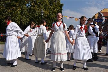 Na Dječjim vinkovačkim jesenima 3.000 mališana u narodnim nošnjama