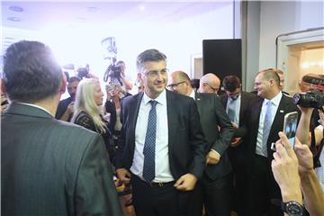 IZBORI 2016. HDZ: Plenković vidno zadovoljan došao u stranku