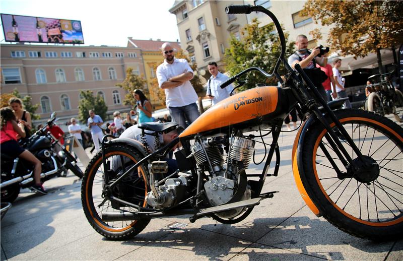 Na Cvjetnom trgu izložene replike prvih modela Harley-Davidsona