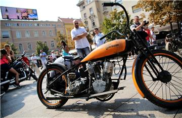 Na Cvjetnom trgu izložene replike prvih modela Harley-Davidsona