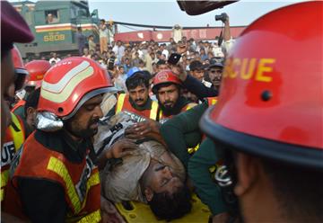 epaselect PAKISTAN TRAIN ACCIDENT