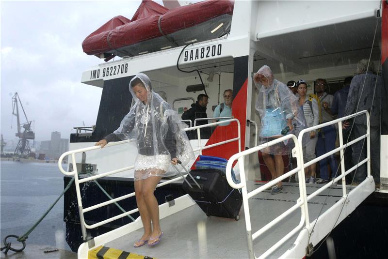 Katamaran na liniji Mali Lošinj Rijeka iskrcao turiste u riječku putničku luku