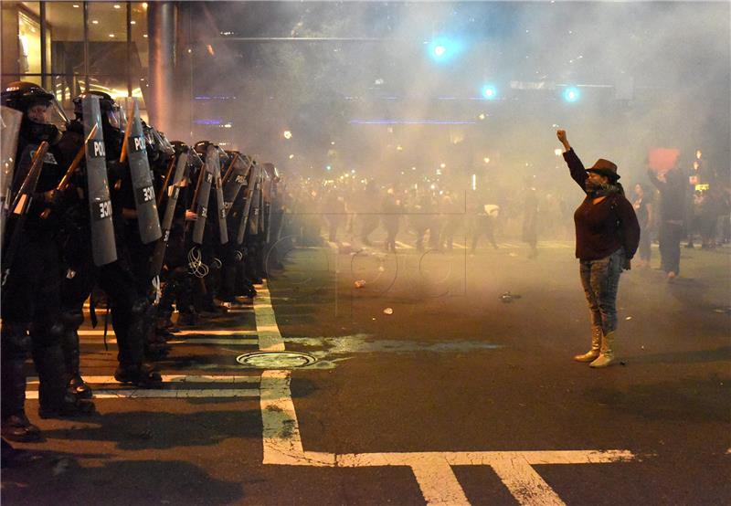 Druga noć demonstracija u američkom gradu Charlotti zbog ubojstva crnca