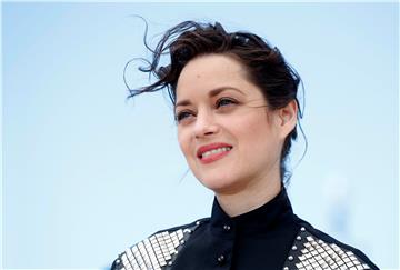 Marion Cotillard objavila da je trudna, negira vezu s Pittom