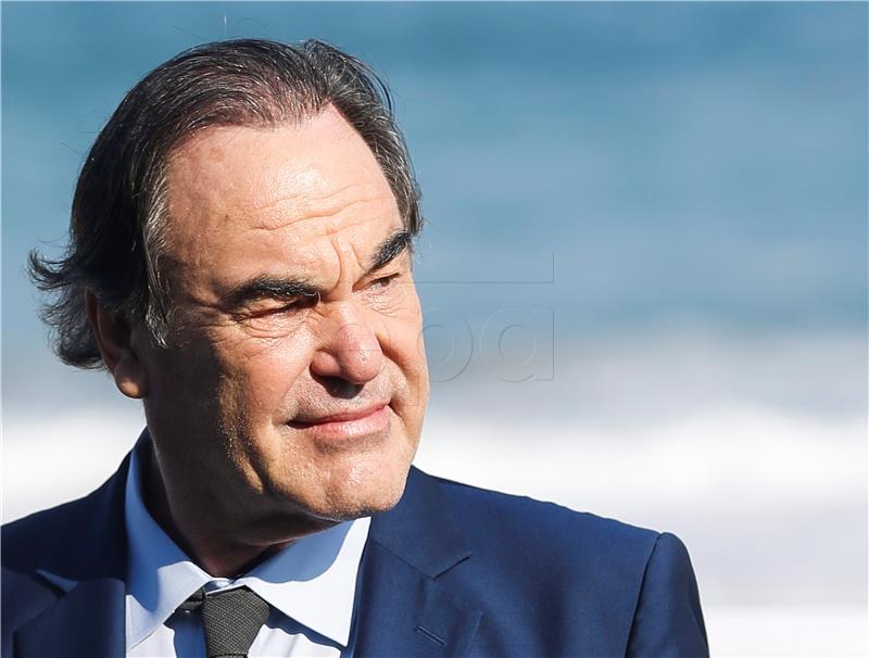 Oliver Stone: Obama nadzire gore od Stasija