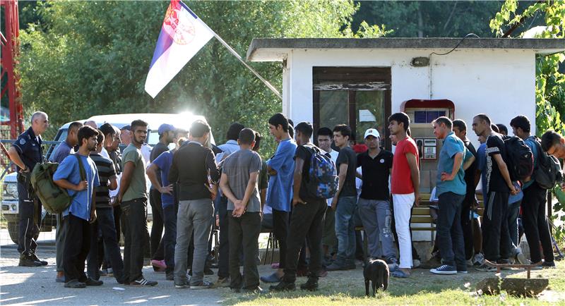 Protesting migrants head out from Belgrade to border with Hungary