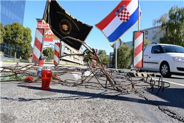 Karlovac-instalcija u spomen na branitelja koji je mrtav ležao na cesti četiri dana