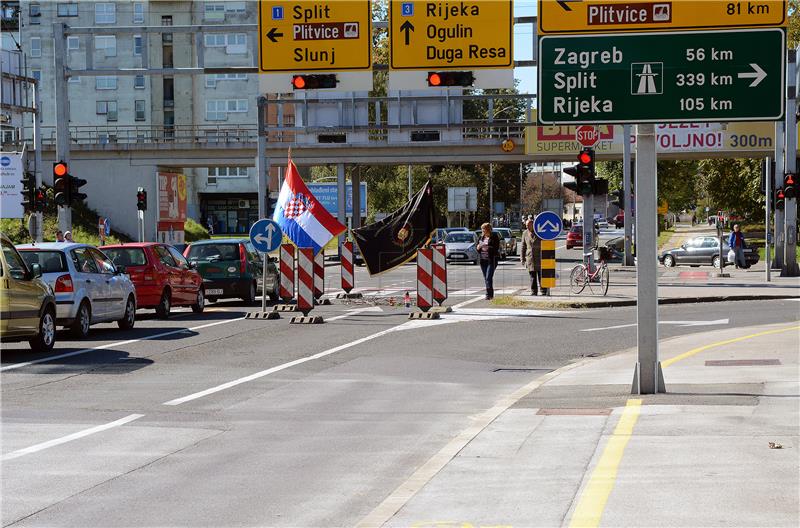 Karlovac-instalcija u spomen na branitelja koji je mrtav ležao na cesti četiri dana